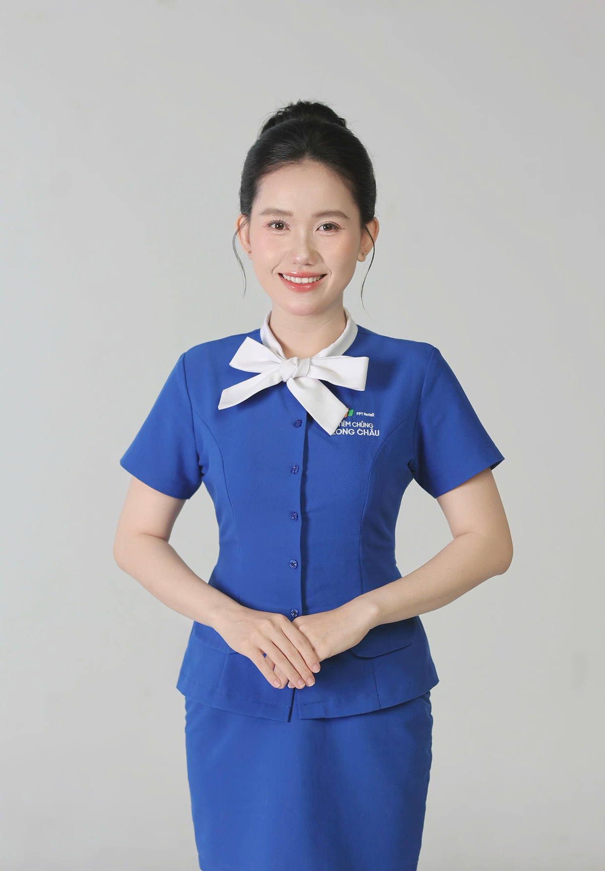 <p class="Normal" style="text-align:justify;"> Bắt đầu gắn bó với FPT Long Châu từ đầu năm 2025, Huỳnh Thị Tú Uyên chọn bước sang một lĩnh vực hoàn toàn mới để thử sức và bứt phá bản thân. Đảm nhiệm vai trò tư vấn viên vắc xin tại Trung tâm Tiêm chủng Long Châu Vị Thanh, v<span>ới cô gái trẻ thuộc cung Kim Ngưu, mỗi ngày đi làm là một cơ hội để trau dồi kỹ năng giao tiếp, xử lý tình huống và hoàn thiện chính mình trong môi trường năng động, chỉn chu của FPT.</span></p>