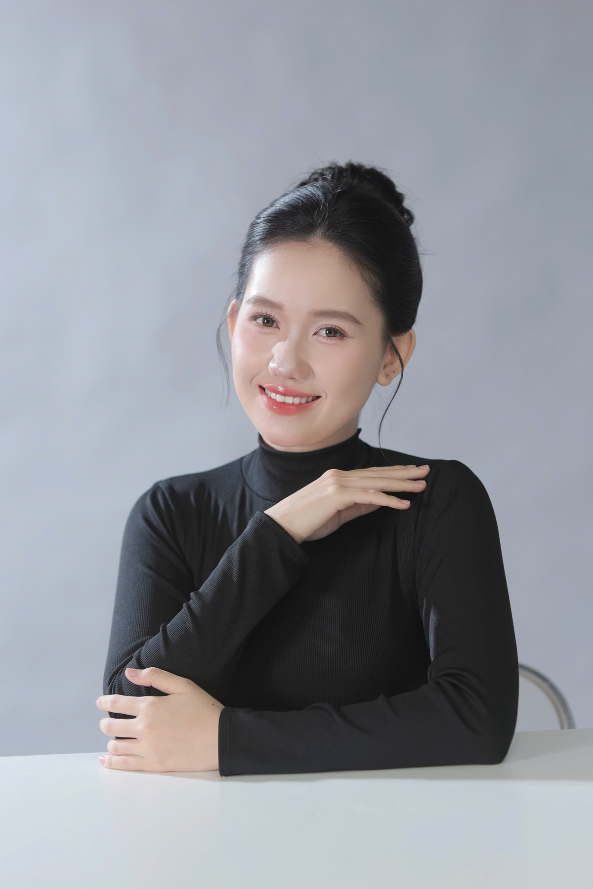<p class="Normal" style="text-align:justify;"> Trong công việc, Uyên tìm thấy niềm vui trọn vẹn khi được đồng hành, bảo vệ sức khỏe cho người dân miền Tây. Nhẹ nhàng, thấu hiểu và chu đáo, công việc tưởng chừng đến ngẫu nhiên này lại trở thành nơi cô gửi gắm trọn vẹn tâm huyết và tình yêu thương.</p>