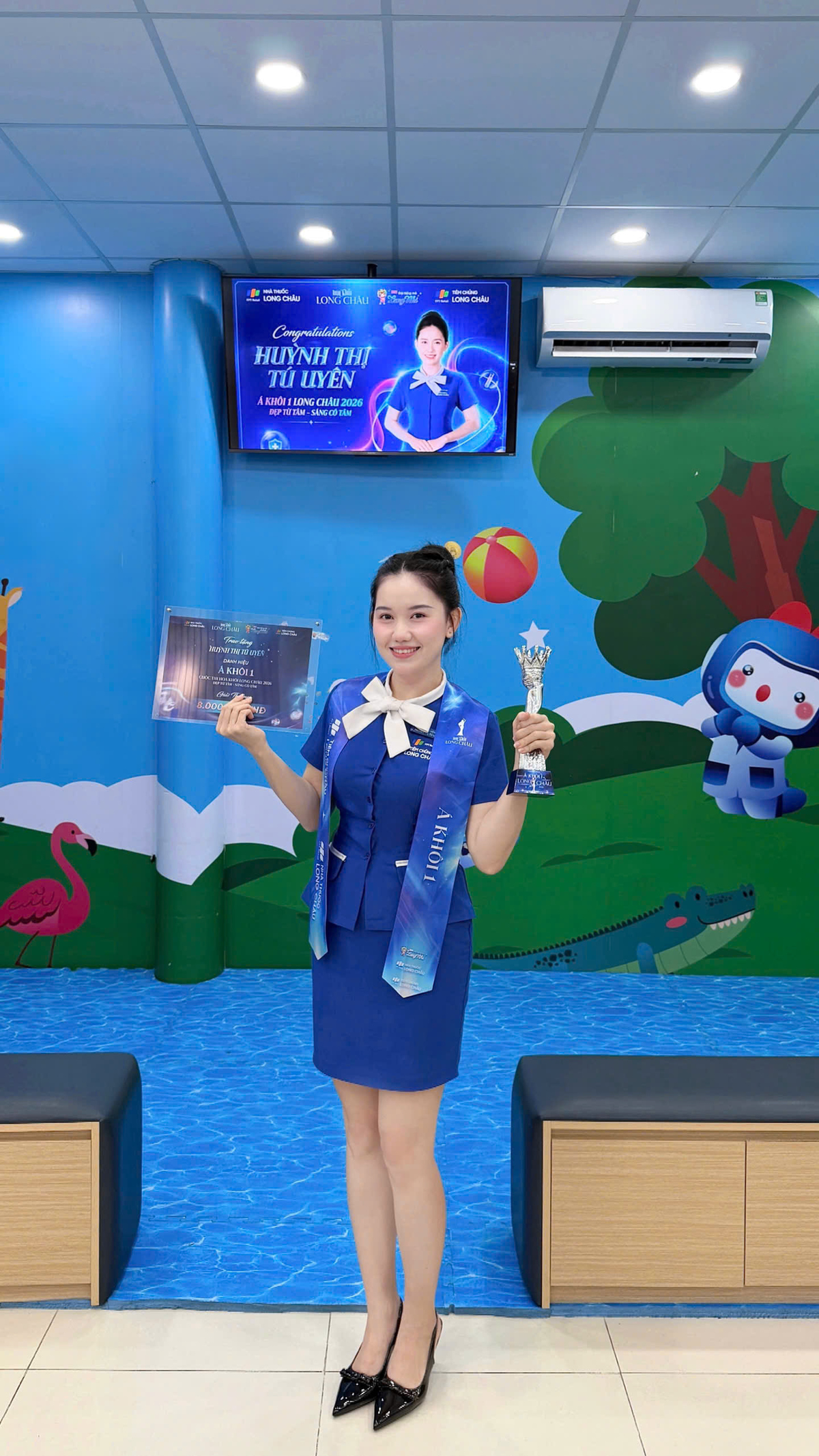 <p class="Normal" style="text-align:justify;"> Từng là cô gái rụt rè, mặc cảm về ngoại hình, cột mốc Á khôi 1 Long Châu 2026 đã giúp Tú Uyên hoàn toàn lột xác. Đúng như câu nói yêu thích "Kỳ tích là tên gọi khác của sự nỗ lực", danh hiệu là quả ngọt giúp cô bước ra khỏi vùng an toàn, khẳng định bản lĩnh và vẻ đẹp rạng rỡ của người phụ nữ Long Châu.</p>