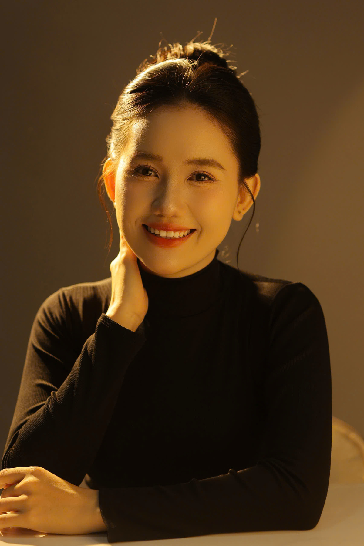 <p class="Normal" style="text-align:justify;"> Bên cạnh công việc chuyên môn, Tú Uyên có niềm đam mê đặc biệt với nhiếp ảnh đời thường. Qua ống kính cá nhân, những khoảnh khắc bình dị của cuộc sống, góc phố thân quen hay nụ cười của người thân yêu đều được cô ghi lại một cách đầy cảm xúc.</p>