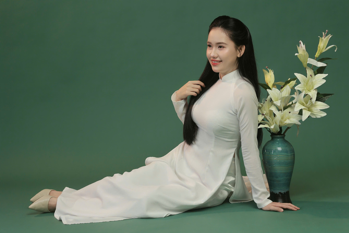 <p class="Normal" style="text-align:justify;"> Sinh ra và lớn lên tại Cần Thơ, người con gái sông nước ấy chưa bao giờ ngừng yêu vẻ đẹp hữu tình, trù phú của quê hương. Mang theo những giai điệu yêu thích như Khát vọng tuổi trẻ, Còn gì đẹp hơn, Tú Uyên luôn ấp ủ ước mơ khám phá trọn vẹn dải đất miền Tây và gửi trao yêu thương trên mọi miền Tổ quốc thân yêu.</p>