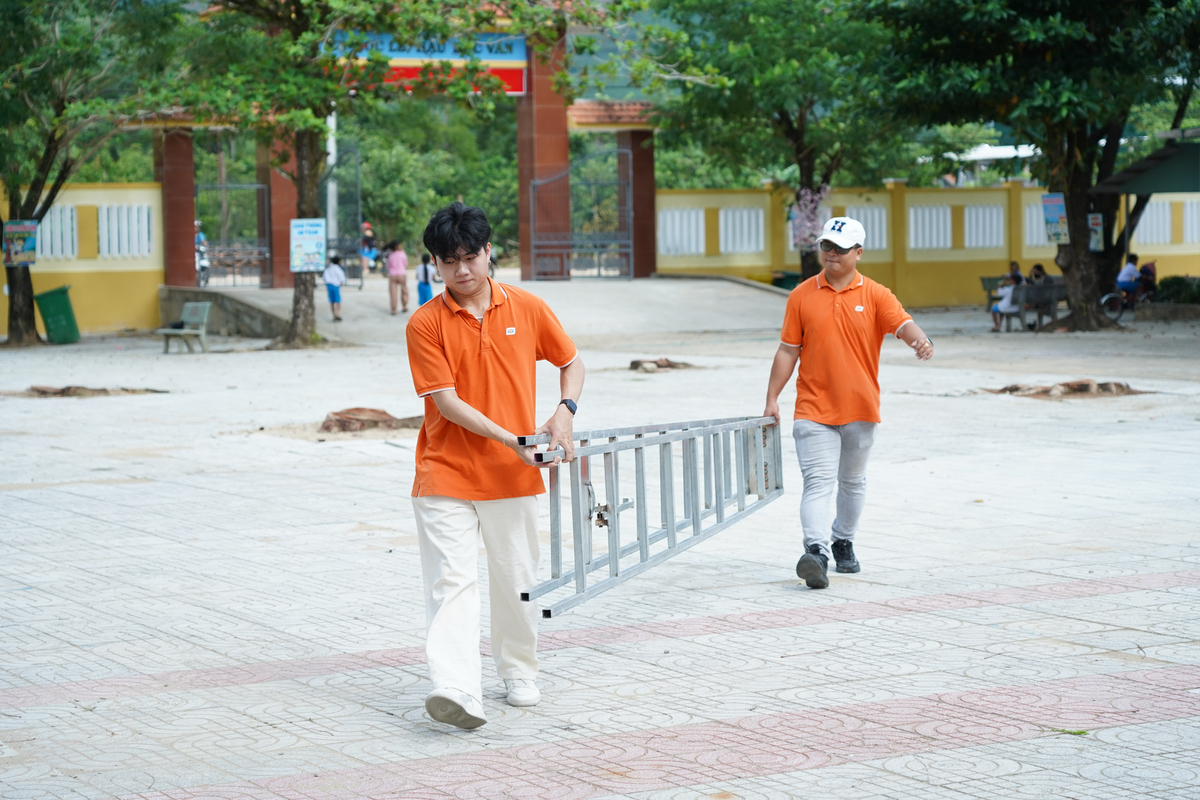 <p class="Normal"> Vừa đặt chân đến trường, các thành viên nhanh chóng chia nhau chuẩn bị cho chương trình. Người vận chuyển quà, người sắp xếp khu vực tổ chức, mỗi người một việc để mọi thứ sẵn sàng.</p>