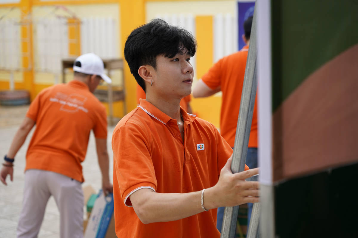 <p> Ở một góc khác, Nguyễn Văn Hiếu &lpar;Phần mềm FPT&rpar; tất bật dựng lại sân khấu. Mồ hôi thấm đẫm gương mặt nhưng nụ cười vẫn thường trực khi chàng trai trẻ nhà F cùng đồng đội hoàn tất những khâu chuẩn bị cuối cùng cho buổi lễ.</p>