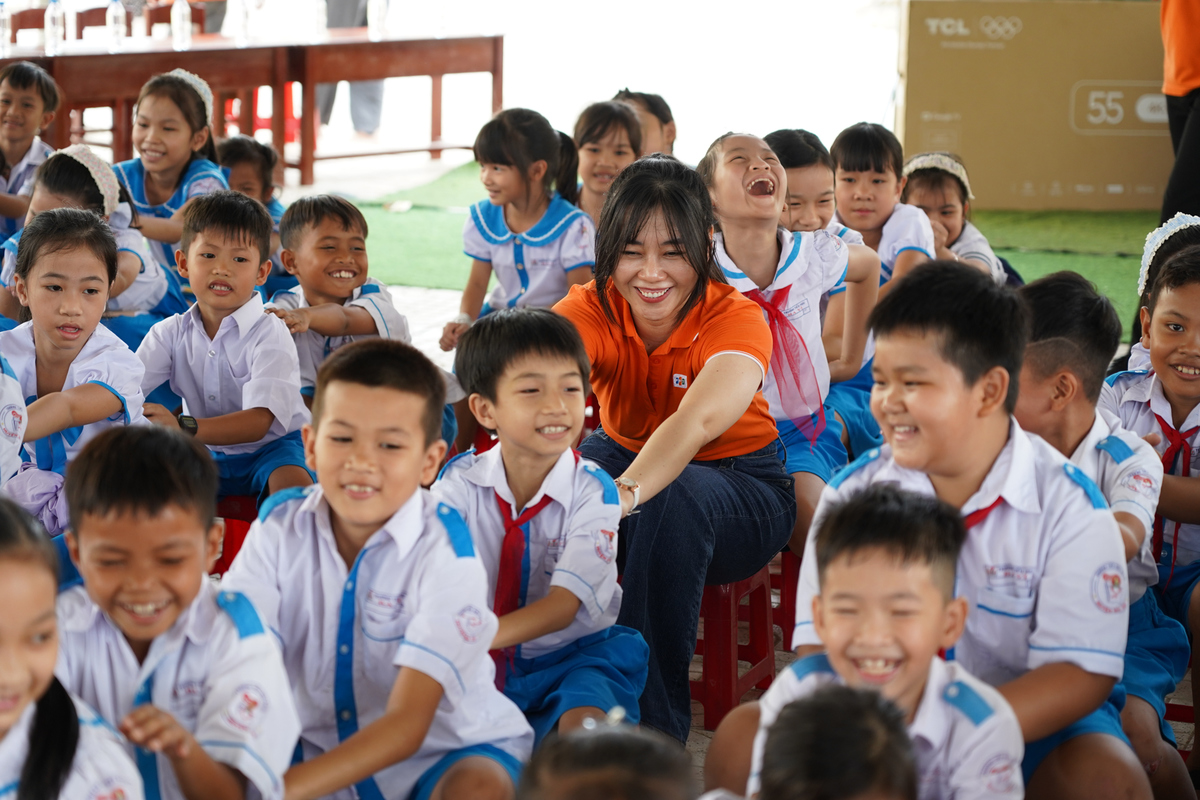 <p> Tham gia với vai trò hoạt náo, cô nàng Huỳnh Thế Nhi nhanh chóng khuấy động không khí và hòa mình vào những phút vui đùa cùng các em nhỏ. Thế Nhi là một Quản trị dự án &lpar;PM&rpar; tại nhà Phần mềm, cô nàng cũng là gương mặt quen thuộc trong các hoạt động cộng đồng và đang tham gia dạy bóng rổ cho các em nhỏ Trường Hy vọng.</p>