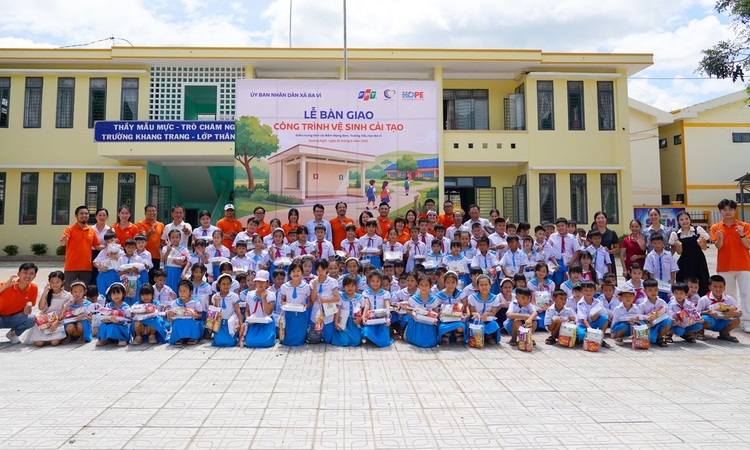 FPT nối dài hành trình tiếp sức học sinh vùng cao Quảng Ngãi