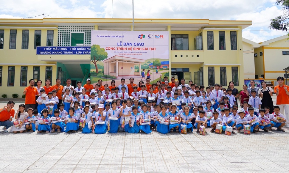 FPT nối dài hành trình tiếp sức học sinh vùng cao Quảng Ngãi