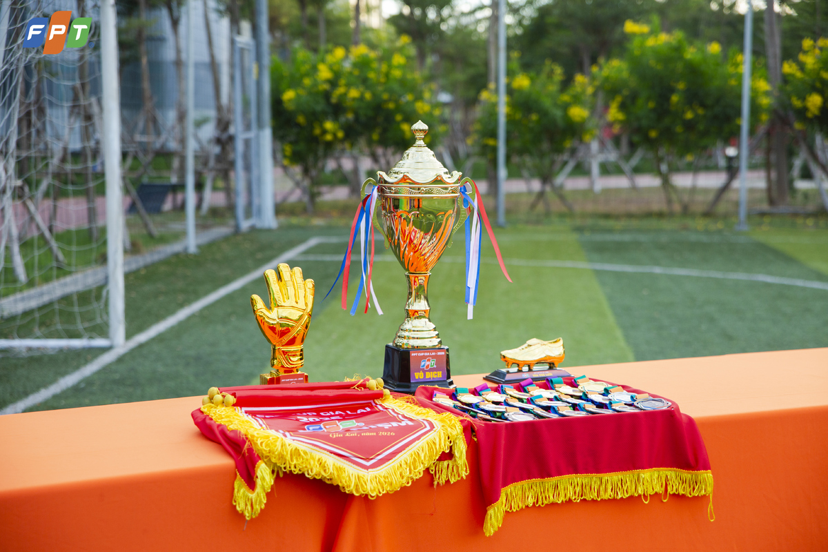 <p class="Normal" style="text-align:justify;"> Trước giờ khai mạc, sân bóng Đại học FPT campus Quy Nhơn đã rộn ràng khi các đội lần lượt khoác lên màu áo đơn vị, khởi động và cổ vũ lẫn nhau. Từ những đường chuyền làm nóng đến tiếng gọi nhau trên sân, các cầu thủ sớm cho thấy tinh thần sẵn sàng “cháy” hết mình cho ngày hội bóng đá đầu tiên của mùa sinh nhật FPT 38.</p>