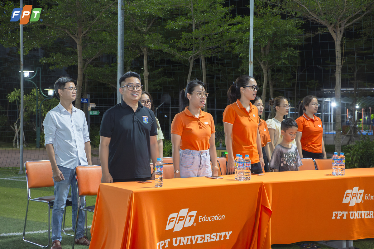 <p class="Normal" style="text-align:justify;"> Phát biểu tại lễ khai mạc, anh Nguyễn Quốc Trung, Giám đốc FPT Polytechnic Quy Nhơn &lpar;áo đen&rpar; nhấn mạnh ngày 13/9 là một cột mốc quan trọng với người FPT, đồng thời gửi lời chúc các cầu thủ có một giải đấu nhiều niềm vui, hạnh phúc và trên hết là tình anh em giữa các đơn vị thành viên. Anh cũng kỳ vọng các đội mang tới những trận đấu hay, cùng đóng góp vào không khí chung hướng về sinh nhật Tập đoàn.</p>