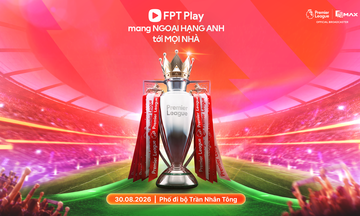 FPT Play chơi lớn, mang Cúp Ngoại hạng Anh nguyên bản về Hà Nội