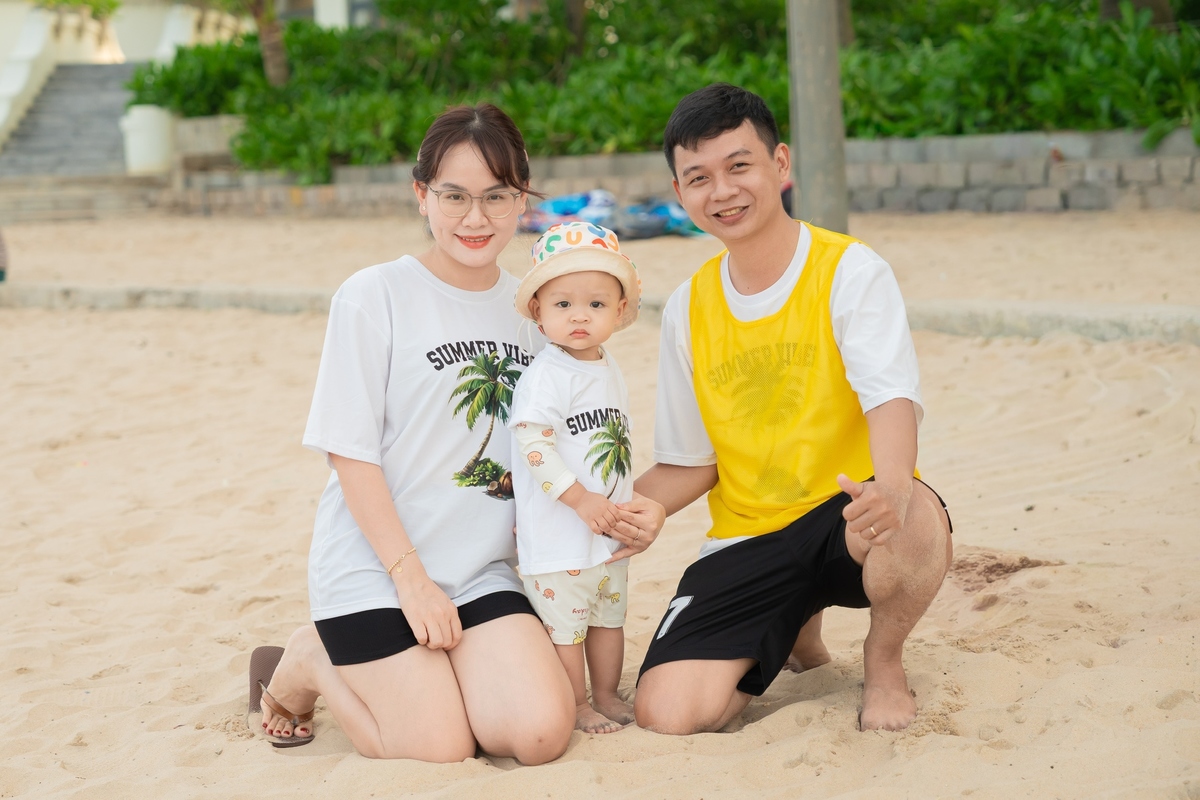 <p class="Normal" style="text-align:justify;"> Từng vắng bóng trên sân cỏ vì lí do cá nhân, anh Toàn gần đây trở lại đá bóng cùng anh em làng Giáo, nhưng lịch thi đấu giờ phải qua sự phê duyệt của một “sếp nhỏ” ở nhà. Anh vui vẻ kể lại, con trai anh chỉ cấp quota một buổi mỗi tuần và "đúng 19h ba phải có mặt để 'điểm danh'".</p>