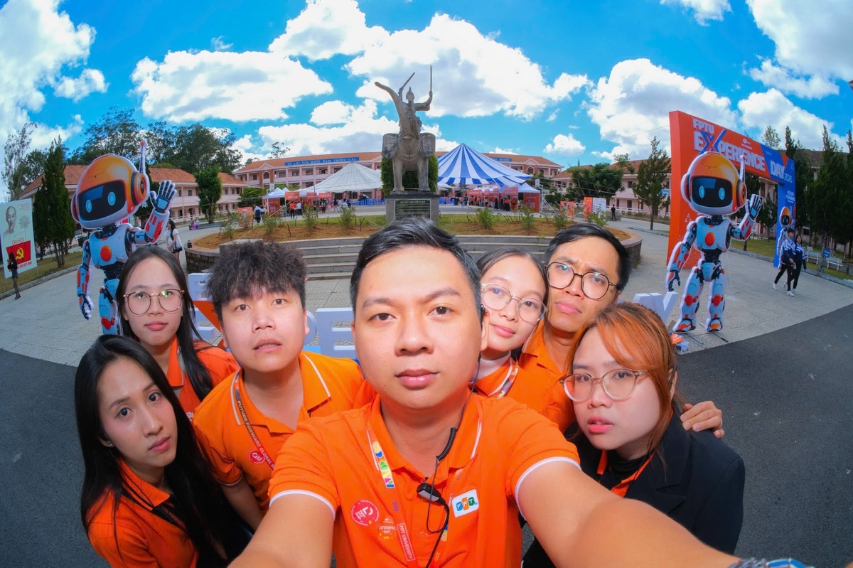 <p class="Normal" style="text-align:justify;"> Gần đây, bộ công cụ của “phù thủy” có thêm sự hỗ trợ của AI. Khánh Toàn ứng dụng công nghệ này vào việc xây dựng bảng cảm hứng &lpar;moadboard&rpar;, phát triển ý tưởng hình ảnh, mở rộng khung hình, xử lý chất liệu và hiệu ứng, qua đó rút ngắn thời gian phác thảo để tập trung nhiều hơn cho kiểu chữ, bố cục và tính nhất quán của thương hiệu.</p> <p class="Normal" style="text-align:justify;"> Với anh, người thiết kế trong thời đại trí tuệ nhân tạo giống một “nhạc trưởng”: công nghệ có thể tạo ra hàng trăm phương án, nhưng gu thẩm mỹ, sự thấu cảm và tinh thần thương hiệu vẫn cần con người định hướng.</p>