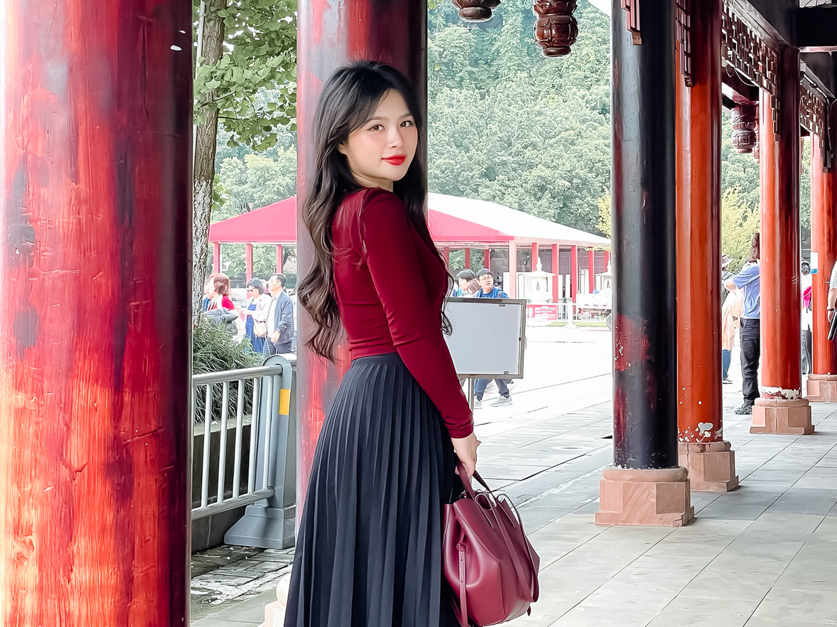 <p class="Normal" style="text-align:justify;"> Nguyễn Hồng Loan Thảo tự nhận mình là người hướng nội, không thuộc kiểu dễ dàng bắt chuyện hay hòa nhập nhanh chóng trong môi trường mới. Nhưng từ ngày đảm nhiệm vị trí trợ lý tại Khối Chính phủ, FPT IS, cô nhận ra đôi khi để hòa nhập, chỉ cần gặp được những người “cùng tần số”.</p>