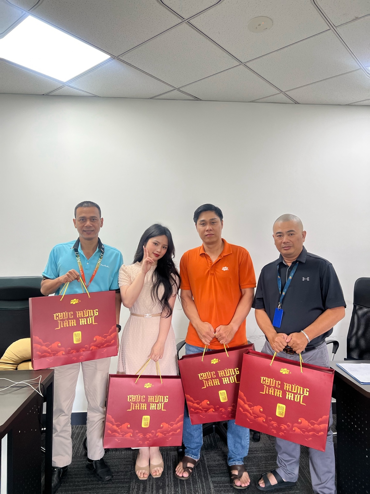 <p class="Normal" style="text-align:justify;"> Nhưng cũng chính sự đa dạng ấy khiến Thảo "mê" công việc của mình. Hôm nay là một báo cáo, ngày mai lại một bộ hồ sơ, rồi hôm sau đã là một đầu việc hoàn toàn khác. Cứ thế, những điều từng lạ lẫm dần trở thành việc cô có thể tự mình khám phá, xử lý.</p>