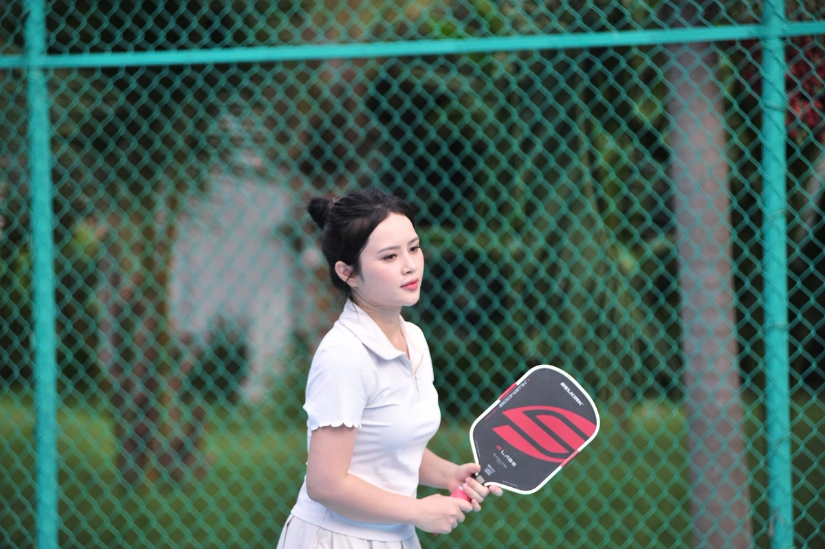 <p class="Normal" style="text-align:justify;"> Nếu công việc là nơi Thảo học cách tiến bộ từng chút một, thì trải nghiệm trên sân pickleball cũng là một hành trình như vậy. Từng học tennis từ nhỏ, cô có sẵn chút “vốn liếng” khi chuyển sang pickleball, nhưng ban đầu mục tiêu cũng chỉ đơn giản là chơi cho khỏe và tìm thêm niềm vui sau giờ làm.</p>