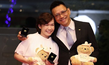 Người F cảm xúc khi nhận ‘hộ chiếu thanh xuân’