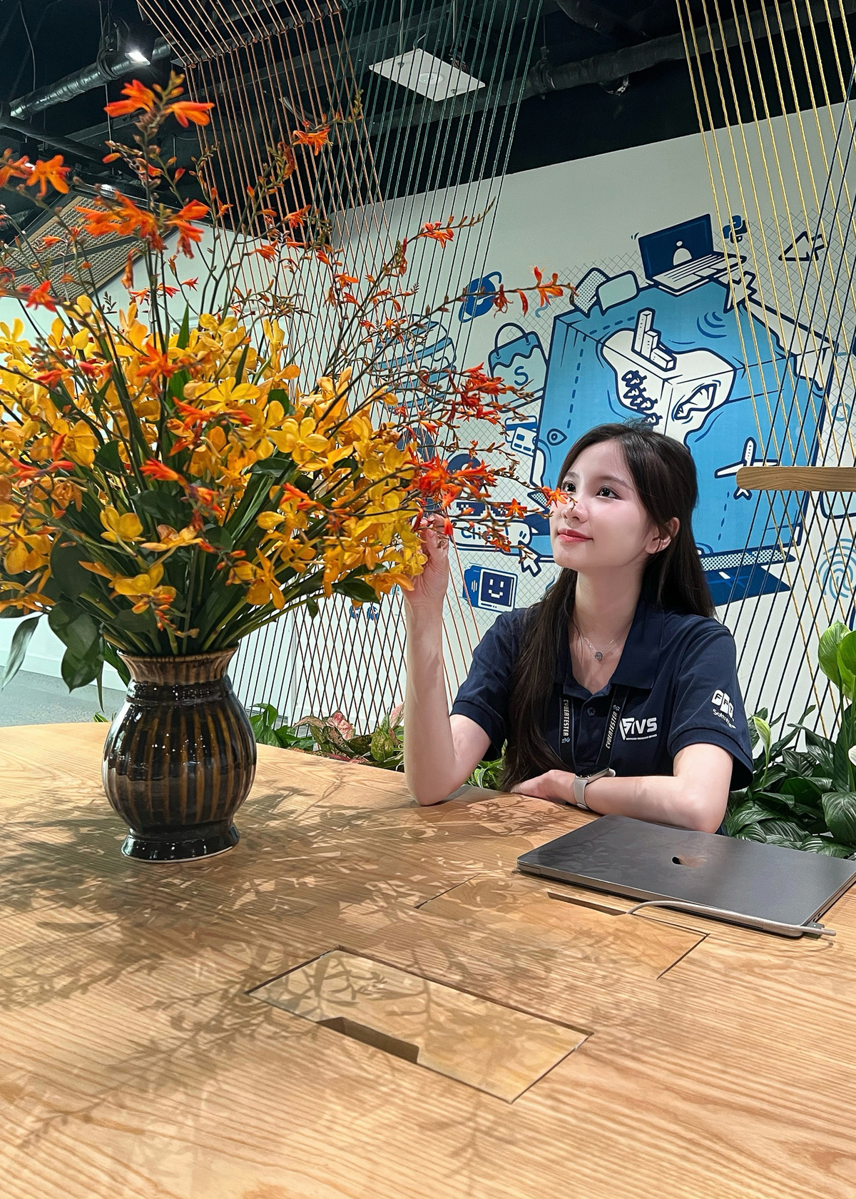 <p class="Normal" style="text-align:justify;"> Ấn tượng từ chuyến tham quan khiến Phần mềm FPT trở thành một trong những nơi Thảo muốn thử sức khi bước vào kỳ thực tập. Đến năm 3, cô chính thức gia nhập team truyền thông nội bộ &lpar;BCM&rpar; với vai trò thực tập sinh.</p>