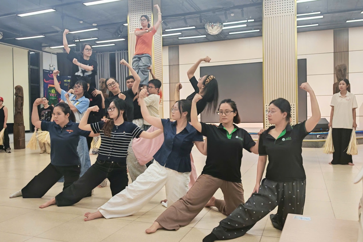 <p class="Normal" style="text-align:justify;"> Mang đến Hội diễn tác phẩm kinh điển <em>Sông Đắk Rông mùa xuân về</em>, nhà Giáo dục được cho là phải đối mặt với bài toán khó nhất mùa giải. Bài hát đòi hỏi kỹ thuật thanh nhạc điêu luyện cùng sự am hiểu về chất liệu âm nhạc, văn hóa Tây Nguyên.<br /> <br /> Dù vậy, cái khó không làm giảm đi cái nhiệt. Dù tập đến tối muộn, các thầy cô vẫn hăng say, miệt mài gọt giũa từng động tác với tinh thần "chung lòng" cao nhất.</p>