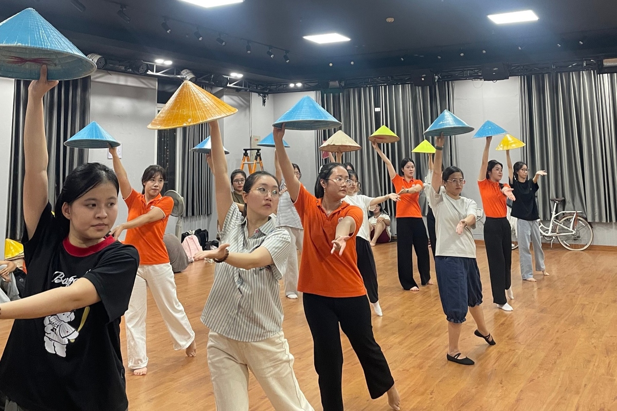 <p class="Normal" style="text-align:justify;"> Là một trong những tiết mục được đánh giá là đầu tư công phu nhất, FPT IS sẽ trình diễn tiết mục <em>Việt Nam quê hương tôi</em> nhưng với góc nhìn hoàn toàn mới. Không chỉ mang lên sân khấu những chiếc nón lá mềm mại, các nghệ sĩ FPT IS còn mang lên sân khấu những khẩu pháo, tái hiện chiến dịch lịch sử Điện Biên Phủ.<br /> <br /> Thông qua hình ảnh này, FPT IS muốn gửi gắm thông điệp: chung sức, chung lòng sẽ tạo nên kỳ tích.</p>