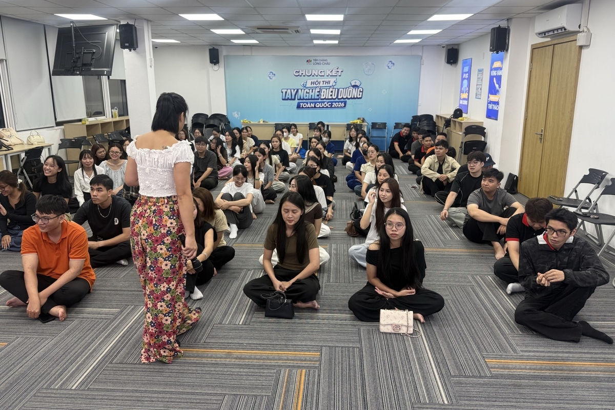 <p class="Normal" style="text-align:justify;"> Góp mặt tại Hội diễn với tiết mục <em>Giai điệu Tổ quốc</em>, nhà Bán lẻ FPT sở hữu dàn "nghệ sĩ" đặc biệt khi đa số đều là lần đầu lên sân khấu.<br /> <br /> Dược sĩ Lưu Văn Hoàng tâm sự: "Dù chưa từng biểu diễn nhưng ai nấy đều tập luyện rất nghiêm túc. Mỗi người một cá tính nhưng khi đứng chung hàng ngũ lại hợp nhau đến lạ". Anh cũng cho biết trải nghiệm đi tập văn nghệ sau giờ làm giúp anh có nhiều kỷ niệm với đồng đội. Những buổi tập đã được anh ghi lại và hào hứng khoe trên trang Tik tok cá nhân.</p>