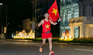 Những bước chạy rực sắc cờ của anh kế toán trưởng