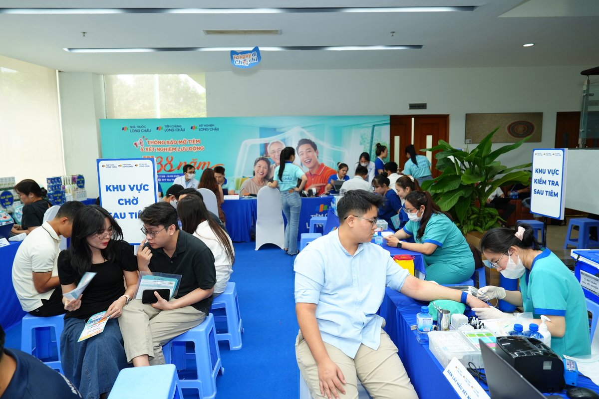<p class="Normal"> Ngay từ đầu giờ sáng, các khu vực tiêm chủng, lấy mẫu xét nghiệm tại sảnh chính FPT Tân Thuận và hội trường Cửu Long, F-Town 3 &lpar;TP HCM&rpar; đã ghi nhận đông người F cùng gia đình đến làm thủ tục. Tại sảnh A - FPT Tower &lpar;Hà Nội&rpar;, số lượng có ít hơi đôi chút do ảnh hưởng của trận mưa lớn gây ngập các tuyến đường của thành phố trên diện rộng.</p>