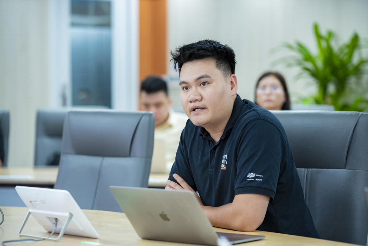 <p class="Normal" dir="ltr" style="text-align:justify;"> Còn nhà Phần mềm mang đến 2 sáng kiến: Một sáng kiến phục vụ cho hoạt động kiểm thử - tích hợp các AI Agent giúp tự động hóa toàn bộ chu trình kiểm thử phần mềm &lpar;từ thiết kế, tạo và thực thi test case, sửa script…&rpar; cùng khả năng tích lũy và tái sử dụng tri thức. Sáng kiến còn lại tập trung vào lĩnh vực marketing và truyền thông, AI được ứng dụng mạnh mẽ vào toàn bộ quy trình từ tạo nội dung, triển khai, đo lường, tối ưu theo nhu cầu khách hàng, được xây dựng hoàn toàn bởi thành viên của khối Back Office.</p>