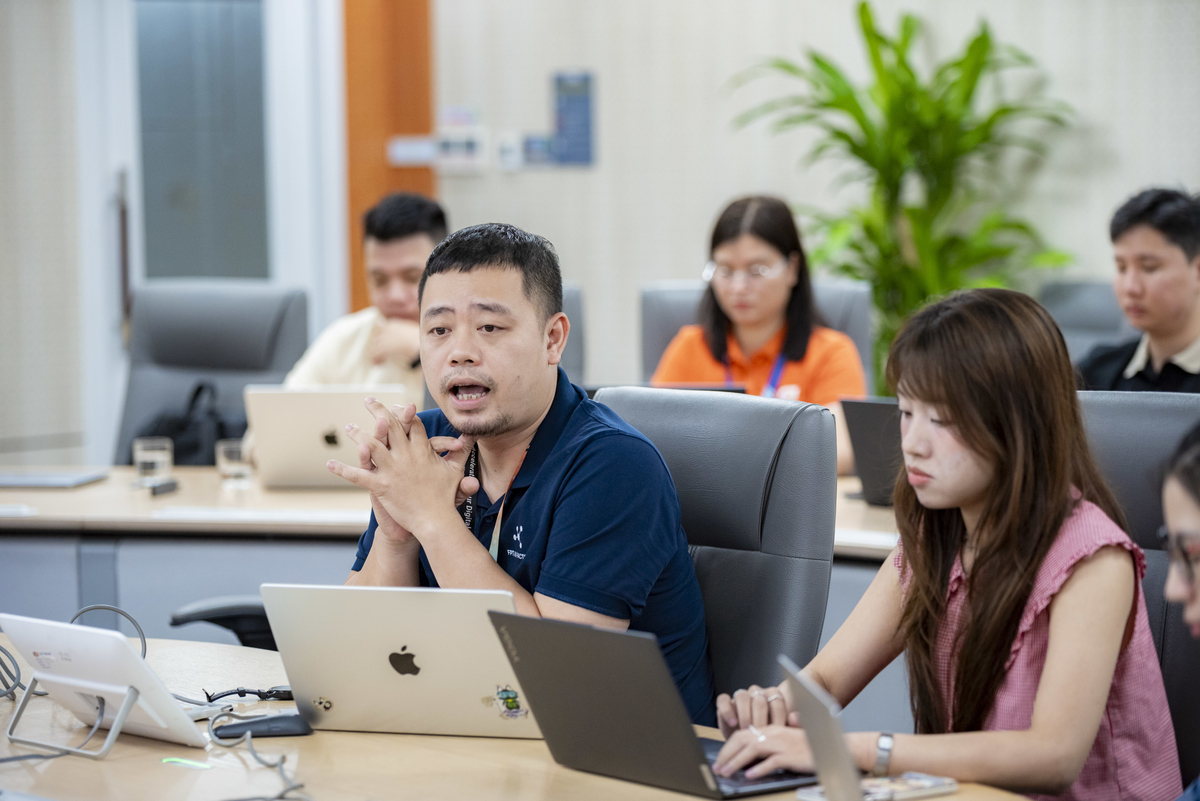 <p class="Normal" dir="ltr" style="text-align:justify;"> Đại diện nhóm tác giả từ FPT Smart Cloud trình bày về nền tảng AI Cloud với hạ tầng tính toán quy mô lớn, đã phục vụ hơn 200 doanh nghiệp trên toàn cầu. Nền tảng này hỗ trợ xuyên suốt từ huấn luyện, tinh chỉnh, triển khai mô hình đến vận hành AI workload và tích hợp AI qua API.</p>