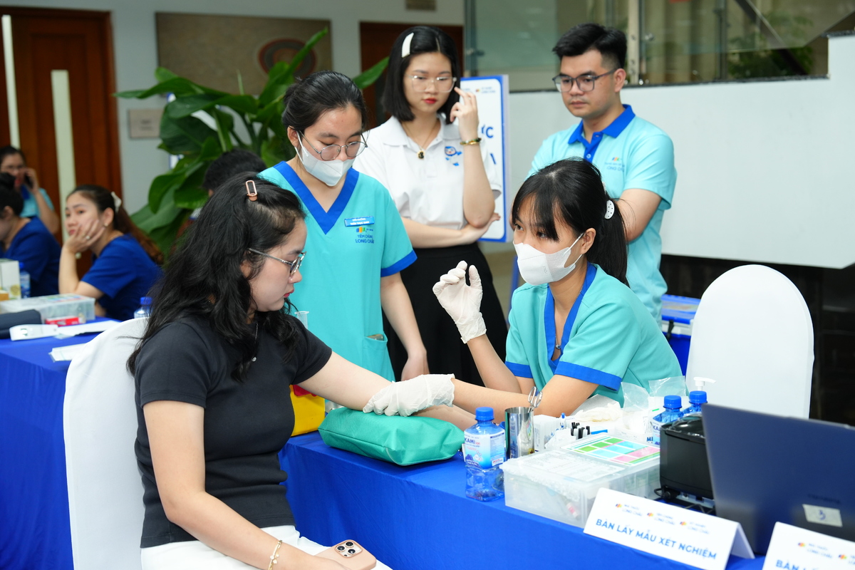 <p class="Normal"> Không chỉ tiêm chủng, năm nay chương trình lần đầu bổ sung các dịch vụ xét nghiệm vào hệ sinh thái chăm sóc sức khỏe dành cho người F. Nhiều gói đang áp dụng mức ưu đãi riêng trong hai ngày lưu động, nổi bật như SPOT-MAS 10 giảm 38%, gói xét nghiệm tổng quát và Carrier Thalass giảm 35%, cùng nhiều gói khác được ưu đãi từ 10–35%.</p>