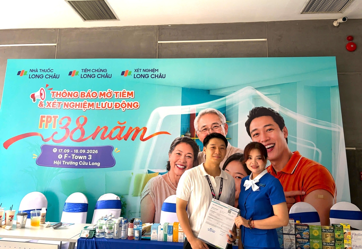 <p class="Normal"> Tại điểm tiêm chủng lưu động F-Town 3 &lpar;TP HCM&rpar;, Nguyễn Xuân Đạt &lpar;nhà Phần mềm FPT&rpar; cho biết, do công việc bận rộn nên việc di chuyển ra ngoài kiểm tra sức khỏe định kỳ thường gặp nhiều khó khăn và tiêu tốn thời gian. Do đó, khi FPT Long Châu mang dịch vụ y tế đến tận văn phòng, anh đã chủ động tham gia ngay vì giải pháp này giúp anh linh hoạt sắp xếp công việc, hoàn thành quá trình lấy máu xét nghiệm một cách nhanh chóng và nhẹ nhàng.</p> <p class="Normal"> “Mình rất ấn tượng với quy trình an toàn y tế chuẩn chỉnh của đội ngũ FPT Long Châu. Dù được thực hiện tại hội trường, mọi công đoạn đều được tuân thủ nghiêm ngặt, đặc biệt là khâu vệ sinh 3 bước và rửa tay hơn 10 lần trước khi tiến hành thao tác kỹ thuật trên cơ thể. Cùng với đó, sự niềm nở, tư vấn rõ ràng và việc kỹ thuật viên liên tục quan sát biểu cảm, hỏi han để điều chỉnh thao tác đã mang đến cho mình cảm giác thoải mái và an tâm tuyệt đối trong suốt quá trình trải nghiệm dịch vụ”, Đạt chia sẻ thêm.</p>