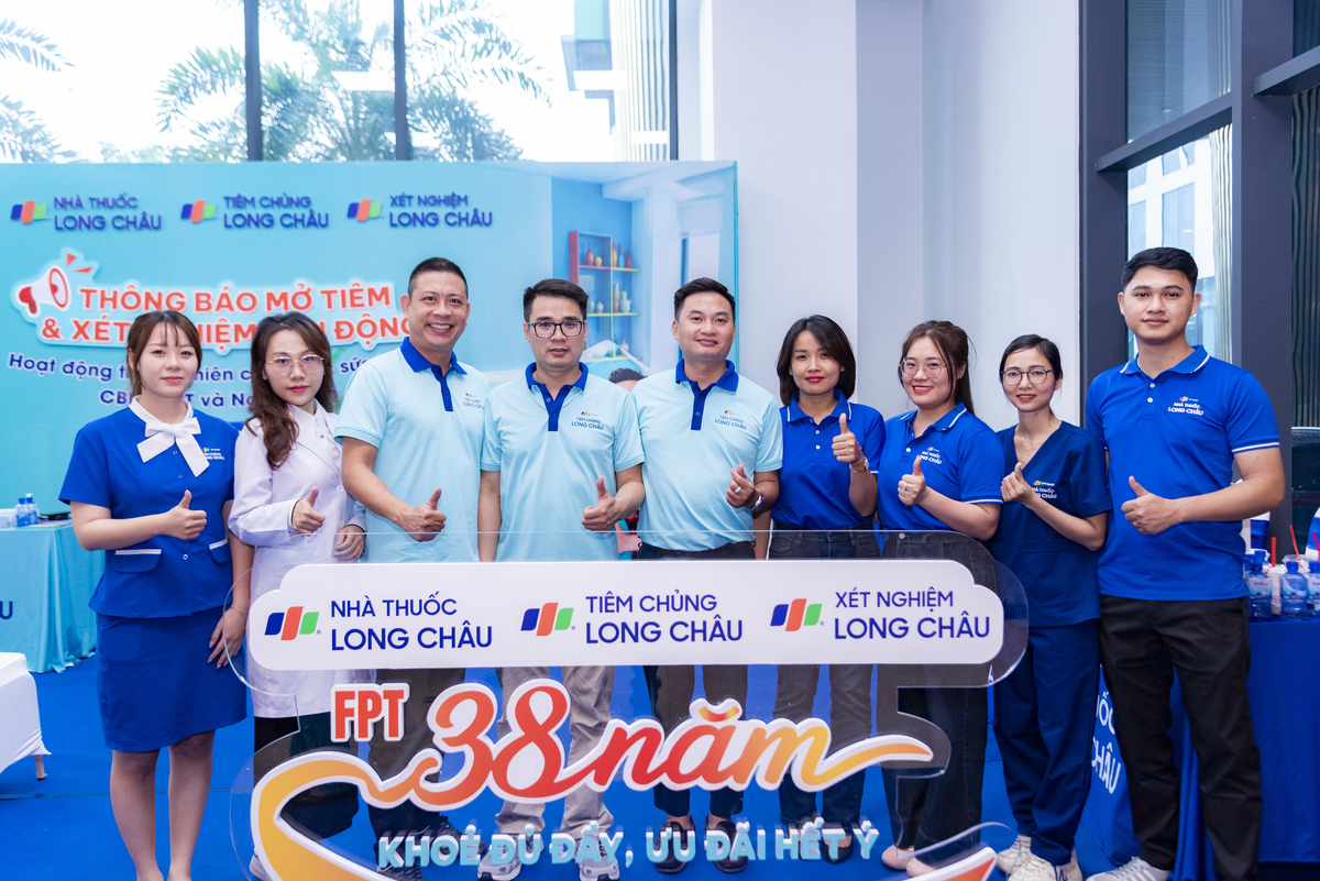 <p class="Normal"> Đại diện FPT Long Châu tại điểm tiêm chủng lưu động FPT Tower - Bùi Hữu Huy - Giám đốc Kinh doanh khu vực cho biết, công tác chuẩn bị cho chương trình đã diễn ra từ cách đây 1 tuần trước. Mọi công tác, từ thiết bị, vật tư, nhân sự, đến công tác truyền thông, đều được thực hiện một cách cẩn thận, đúng quy trình để đảm bảo an toàn, chất lượng tương đương như tại các Trung tâm tiêm chủng FPT Long Châu.</p>