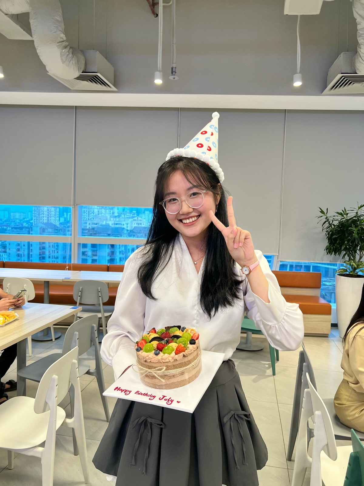 <p class="Normal"> Khi vướng mắc, Trinh được cả nhóm hỗ trợ. "Rất may mắn là mọi người trong dự án ai cũng sẵn sàng giúp đỡ nhau", cô nói.</p>