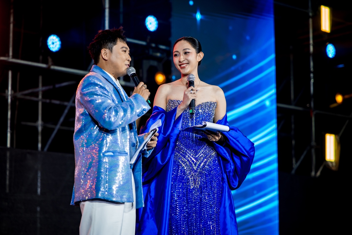 <p class="Normal" style="text-align:justify;"> Ở FPT, Hiền không chỉ có một “phiên bản” là HR. Trong giờ làm việc là một HR Generalist, ngoài công việc cô có thể trở thành MC, dancer, người đứng trên sân khấu hay cùng đồng nghiệp tạo nên một chương trình. Với Hiền, chính sự đa dạng ấy khiến mỗi ngày đi làm vẫn có những điều mới để khám phá. Đồng nghiệp thường gọi với tên thân thiện "Hiền hoa hậu". </p>