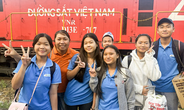 Chiếc bóng ‘áo cam’ 5 năm đứng đợi ở ga tàu