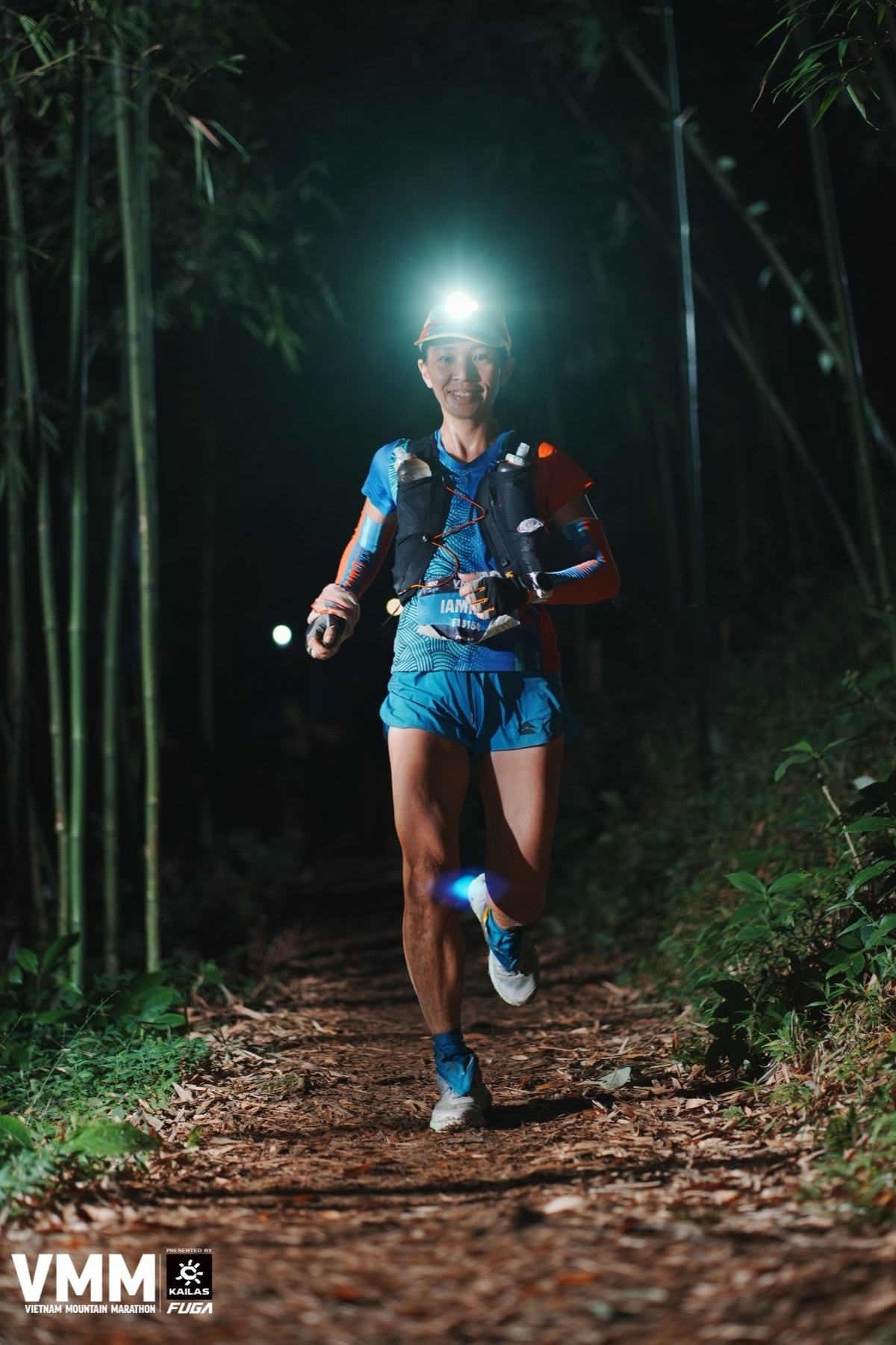 <p class="Normal" dir="ltr" style="text-align:justify;"> Với dân chạy trail, kỷ luật là yếu tố cốt lõi. Với chị Mai, tính cách ấy được thể hiện trong những buổi tập nghiêm túc. Nhớ về hành trình đến với VMM, chị Mai đã lên kế hoạch tập luyện cùng huấn luyện viên ngay từ khi đăng ký vào tháng 1. Chị xây dựng kế hoạch tập luyện và kiên trì theo đuổi.</p> <p class="Normal" dir="ltr" style="text-align:justify;"> Có những ngày một mình lầm lũi leo không biết bao nhiêu tầng cầu thang trong khu chung cư oi bức và hàng trăm buổi đi bộ từ nhà đến chỗ làm để tăng sức bền bỉ, kiên nhẫn. Dù nắng gắt hay mưa tầm tã, chị Mai chưa bỏ một buổi tập nào. Chị còn tận dụng những ngày nghỉ lễ, leo lên đỉnh Hàm Lợn, lên Sapa để “tổng duyệt” trước khi chính thức bước vào VMM.</p> <p class="Normal" dir="ltr" style="text-align:justify;"> Chính việc làm quen với điều kiện thời tiết khắc nghiệt, tập luyện ở đa dạng địa hình đã giúp chị Mai có những chiến thuật bài bản khi chạy trong thời tiết xấu. Bước vào giải sự chuẩn bị về thể lực và dinh dưỡng đã giúp cô gái nhà F cán đích an toàn, khỏe mạnh, không gặp chấn thương nghiêm trọng nào ngoài những cơn đau cơ dồn tích suốt chặng đường siêu dài.</p>