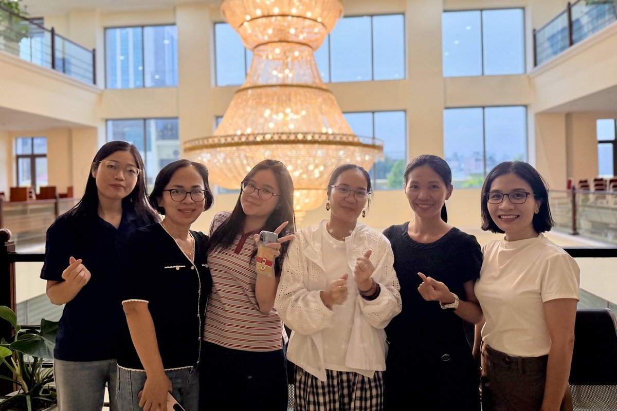 <p class="Normal" dir="ltr" style="text-align:justify;"> “Người FPT IS vốn quen với tinh thần ‘vượt nắng thắng mưa’ qua từng dự án, đây chính là điểm tựa tinh thần vững chắc khi tôi tham gia các cung đường trail”, chị Mai tâm sự.<br /> <br /> Tại VMM, chị cũng không phải là nhân sự FPT IS duy nhất gặt hái thành công. “Trước tôi, từng có chị Nguyễn Thị Thu Phương là runner nữ vô địch cự ly 100 miles VMM 2022”, chị Mai kể về người đồng nghiệp, trong ánh mắt là sự tự hào. Chị hy vọng thành công tiếp nối này sẽ truyền động lực để các cung đường chạy in thêm nhiều dấu chân người F, cùng nhau rèn luyện sức bền, tăng thể lực để làm việc hiệu quả hơn.<br /> <br /> <em>Hình ảnh: Chị Mai &lpar;thứ hai từ phải sang&rpar; cùng các đồng nghiệp tại FPT IS</em></p>