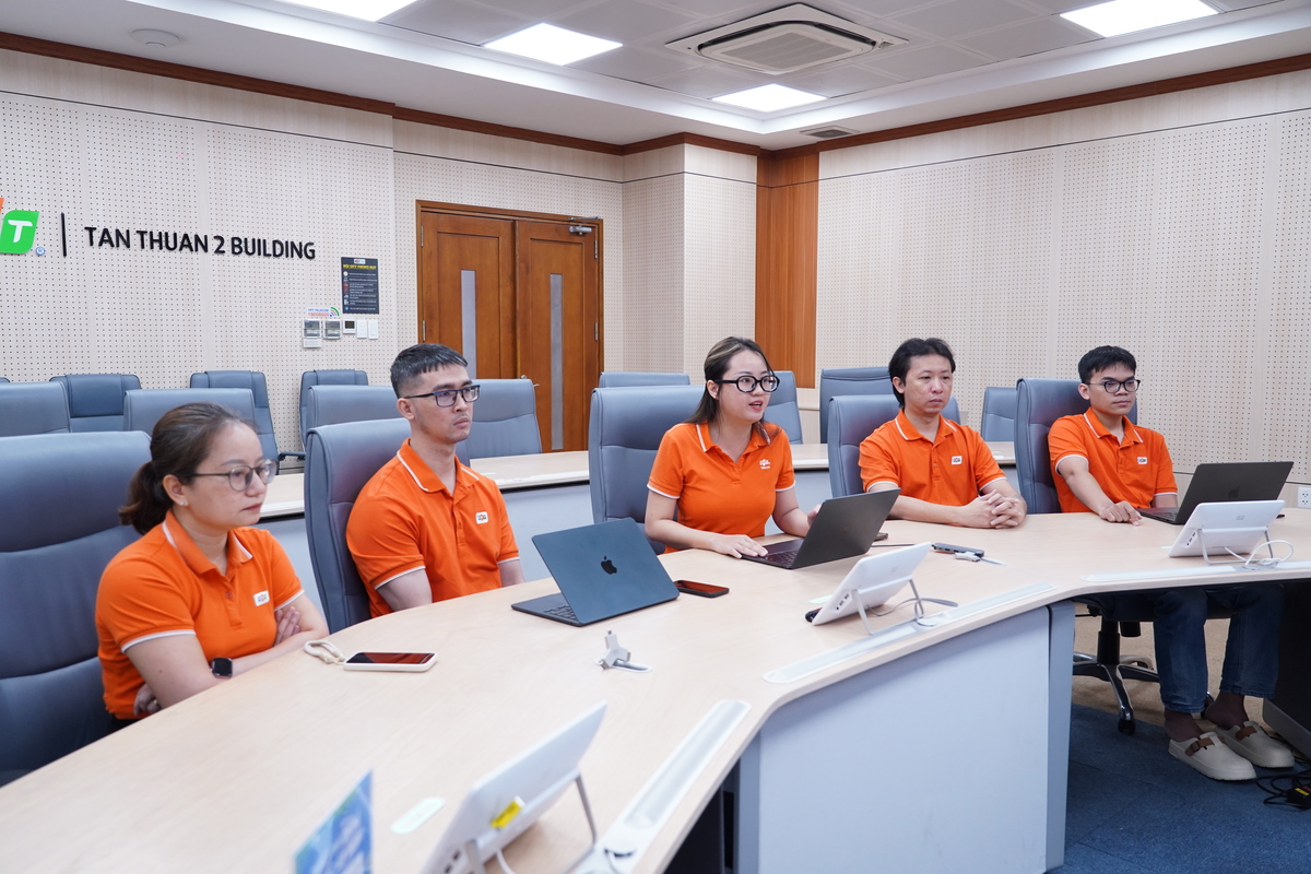 <p class="Normal" style="text-align:justify;"> Mở màn vòng chung khảo là phần trình bày từ đội tác giả nhà Viễn thông FPT. Ứng dụng công nghệ Computer Vision và GenAI, FPT Telecom đưa vào vận hành nền tảng sản xuất poster tự động cho kho phim OTT &lpar;dịch vụ truyền thông trên interner&rpar;. Sáng kiến giúp tăng tốc độ thiết kế gấp 36 lần và tiết kiệm hơn 3.800h làm việc cho đội ngũ nhân sự.</p>