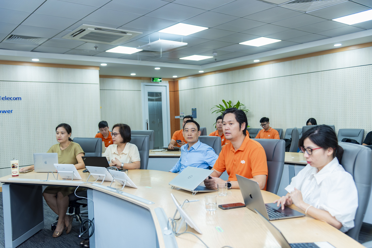 <p class="Normal" style="text-align:justify;"> Khối Giáo dục mang đến 2 sáng kiến tranh tài trong vòng chung khảo này. Nhà Giáo ghi dấu với một sáng kiến về quy trình thiết kế nội bộ khép kín giúp rút ngắn 50% thời gian triển khai dự án xây dựng. Bên cạnh đó, một sáng kiến khác ứng dụng IoT &lpar;Internet vạn vật&rpar; và AI vận hành campus thông minh, điều khiển hệ thống máy lạnh tự động, giảm 10% điện năng tiêu thụ và tự động hóa toàn bộ công tác điều khiển thiết bị.</p>