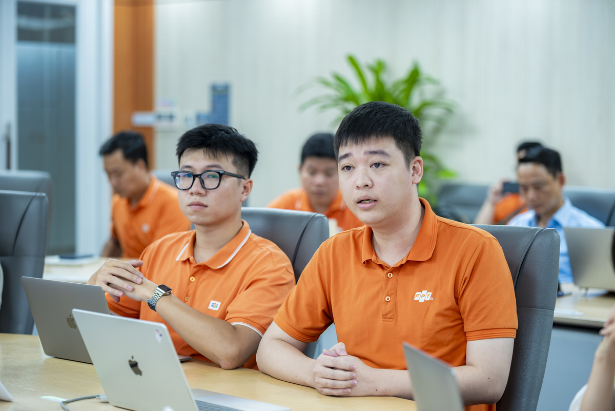 <p class="Normal" dir="ltr" style="text-align:justify;"> FPT IS giới thiệu hệ sinh thái tự động hóa quản lý license AI nhằm xóa bỏ tình trạng lãng phí tài khoản trên hàng trăm dự án, tái cấp cho người cần. Bên cạnh đó, sáng kiến thứ 2 được nhóm tác giả dự thi trực tuyến trình bày, mang đến giải pháp trợ lý AI hội thoại On-Premise giúp khai phá kho tài liệu nội bộ an toàn, rút ngắn đến 85% thời gian tra cứu cho nhân viên.</p>