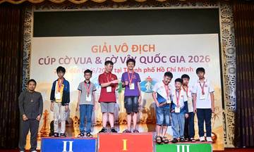 Phía sau hai tấm huy chương của Huy Văn