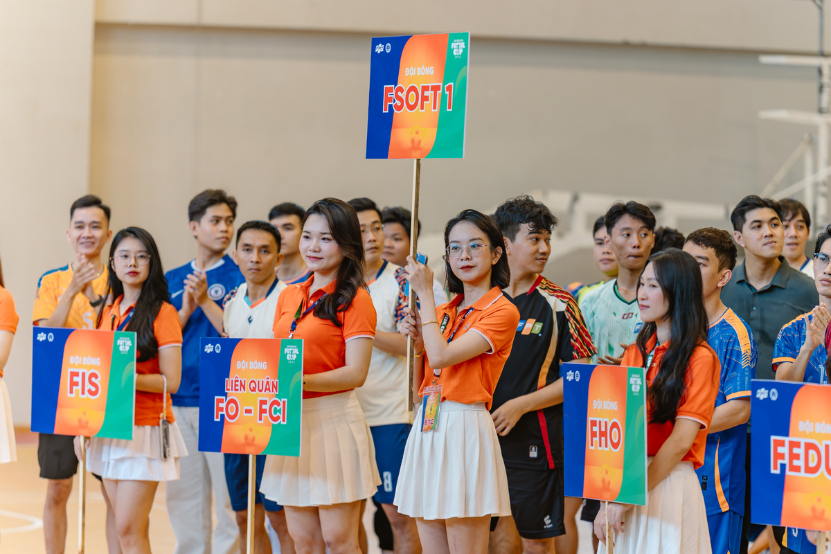 <p class="Normal" style="text-align:justify;"> Sáng 27/9, cầu thủ 12 đội bóng cùng đông đảo cổ động viên tập trung tại Nhà thi đấu Hồ Xuân Hương để tham dự lễ khai mạc FPT Futsal HCM 2026. Các đội xuất hiện trong những màu áo đặc trưng, tạo nên không khí nhiều màu sắc trước khi mùa giải chính thức bước vào guồng tranh tài.</p>