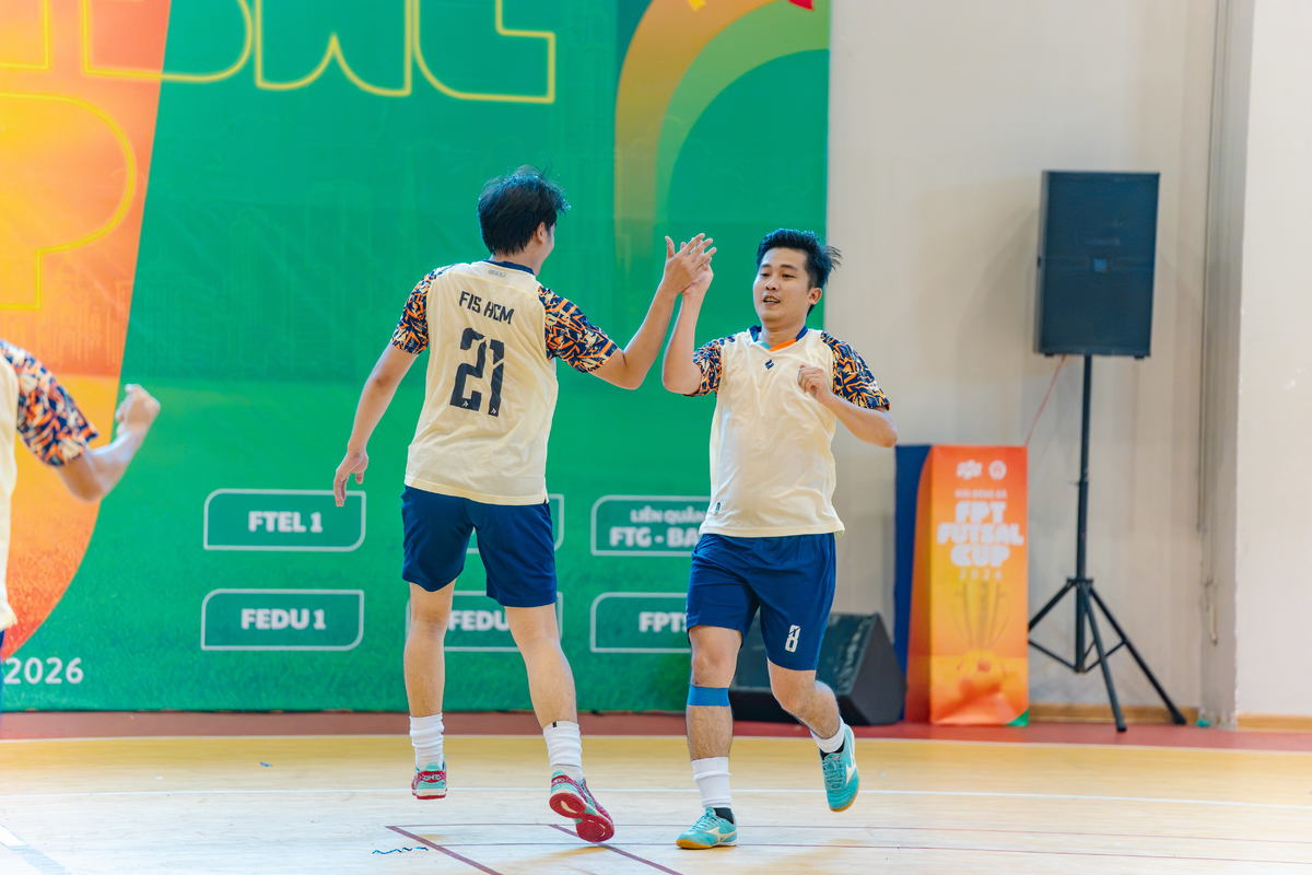 <p class="Normal" style="text-align:justify;"> Liên quân FCI & FO dâng cao trong những phút cuối nhằm tìm bàn gỡ, nhưng đồng thời để lộ khoảng trống phía sau. Phút 40, tiền đạo FIS Nguyễn Ngọc Thiện tận dụng cơ hội dứt điểm, bóng chạm chân thủ môn, đập cột dọc rồi đi vào lưới. FIS khép lại ngày ra quân bằng chiến thắng 2-0.</p>