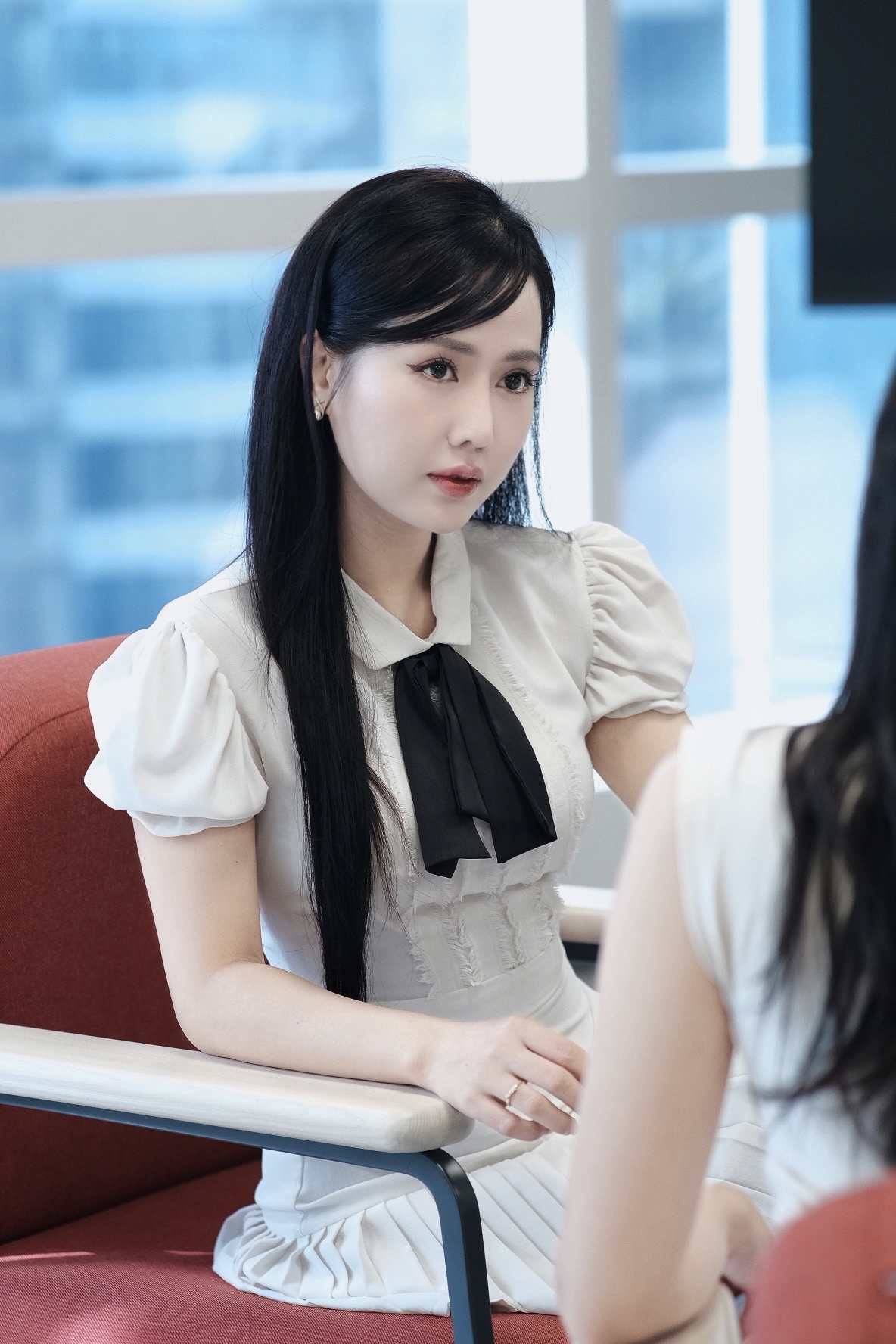 <p class="Normal" dir="ltr" style="text-align:justify;"> Làm việc tại Khối Chính phủ FPT IS, Loan phụ trách hỗ trợ kinh doanh, hồ sơ thầu, hợp đồng và hành chính. Từng làm hành chính kiêm quan hệ khách hàng tại nhà Phần mềm, cô chuyển sang FPT IS với mong muốn thử sức sâu hơn ở những công việc quan hệ khách hàng. Loan kể, niềm vui của cô là được làm “hậu phương vững chắc” cho đội ngũ kinh doanh, từ chuẩn bị những bộ hồ sơ thầu đóng gáy chỉn chu đến hỗ trợ các sự kiện ký kết lớn nhỏ.</p>