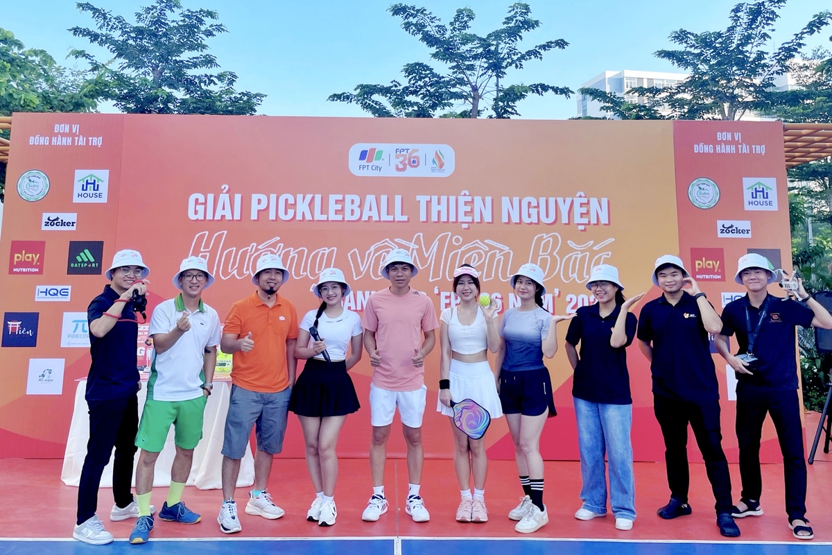 <p class="Normal" style="text-align:justify;"> Một trong những thú vui thời gian rảnh của Loan là chơi pickleball. Cô kể, bản thân bén duyên với pickleball từ một giải đấu nhằm gây quỹ hỗ trợ đồng bào miền Bắc sau mưa bão, dù chỉ có ba ngày tập luyện để kịp ra sân. Nhưng cũng chính từ lần làm quen ấy, Loan dần chơi thường xuyên hơn, mê cảm giác bóng chạm vợt, tiếng “pock pock” vui tai và những tràng cười rôm rả cùng đồng nghiệp sau giờ làm.</p>