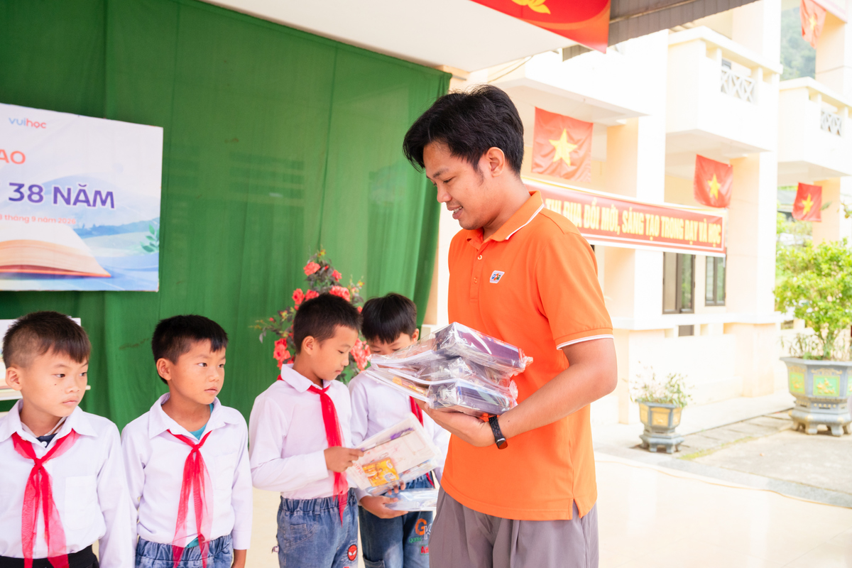 <p class="Normal"> Dịp này, FPT đồng thời trao 360 phần quà tới học sinh Trường PTDTBT Tiểu học Tả Ván. Những món quà nhỏ góp thêm niềm vui trong ngày thư viện mới chính thức được bàn giao.</p>