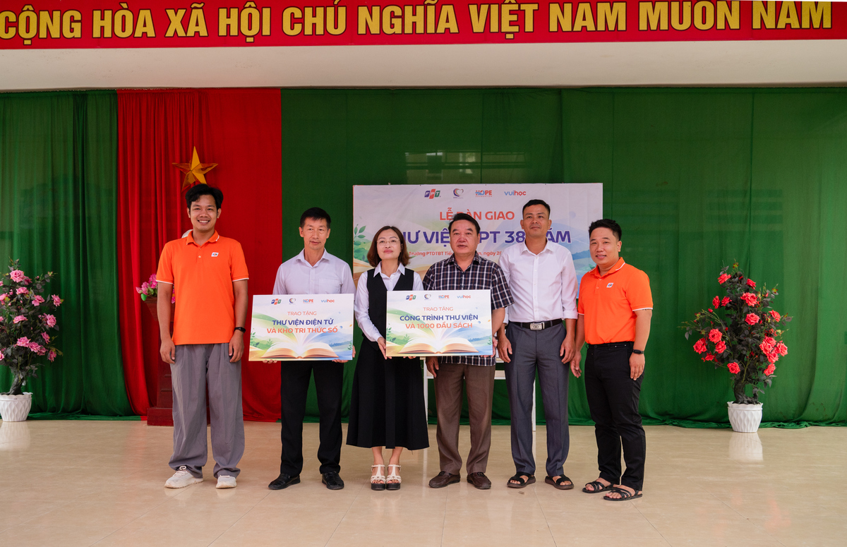 <p class="Normal"> Ngày 28/9, đại diện FPT chính thức bàn giao thư viện sau quá trình cải tạo, bổ sung sách và thiết bị học tập. Đây là thứ viện thứ 3, trong tổng số 38 thư viện xây mới, nâng cấp mà FPT đang triển khai trên toàn quốc, thể hiện sự đồng hành của FPT với ngành giáo dục, nhất là tại các địa bàn vùng sâu, vùng xa, vùng biên giới còn nhiều khó khăn.</p>