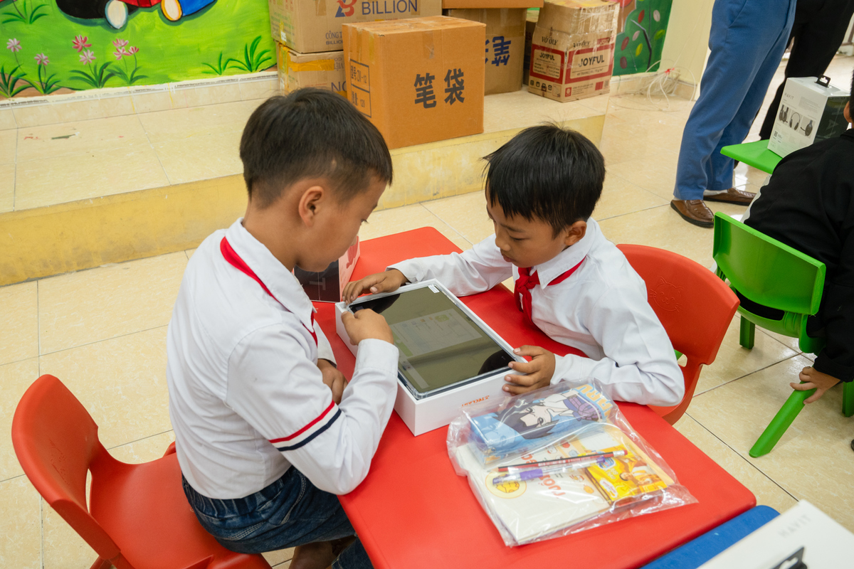 <p class="Normal"> Bên cạnh sách giấy, 15 máy tính bảng cùng tai nghe và tài khoản học tập Vuihoc cũng được trang bị tại thư viện. Những thiết bị này giúp học sinh có thêm phương tiện tiếp cận học liệu số, bổ sung một cách học mới bên cạnh những trang sách truyền thống.</p>