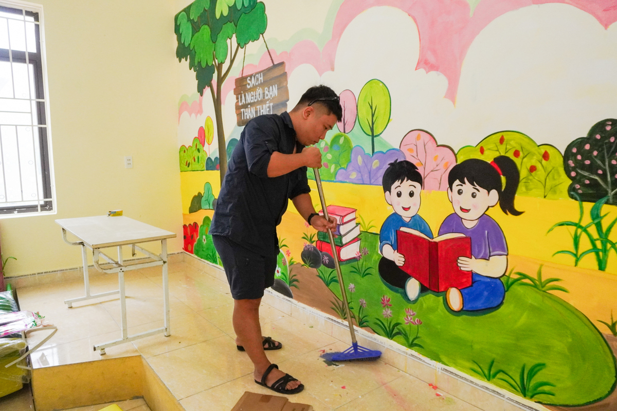 <p class="Normal"> Những mảng tường trống dần được phủ mới bằng các nét vẽ nhiều màu sắc, mang thêm sức sống cho không gian đọc và học tập của học sinh. Anh Nguyễn Hoàng Đức Nam &lpar;FPT Edu&rpar; tranh thủ những khâu dọn dẹp cuối cùng trước giờ bàn giao.</p>