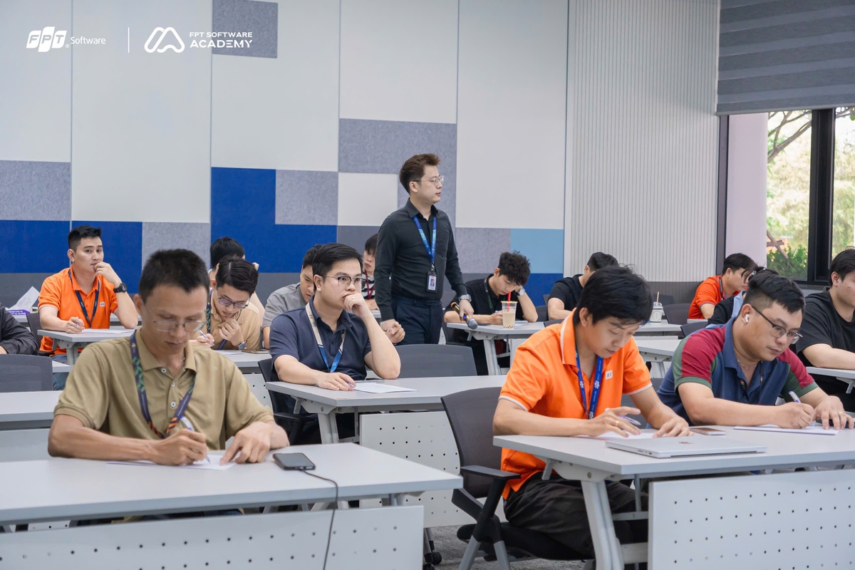<p class="Normal" style="text-align:justify;"> Các lớp học của thầy giáo Trí nói không với lý thuyết khô khan. Anh đề cao tính ứng dụng, tính đối thoại, khéo léo chèn các hoạt động tương tác hay những phần thi đua nhỏ để học viên kết nối và học hỏi lẫn nhau. Những khoảng thời gian ngắn vận động, thư giãn giữa giờ giúp các kỹ sư trở nên cởi mở, từ đó tiếp thu kiến thức hiệu quả.</p>