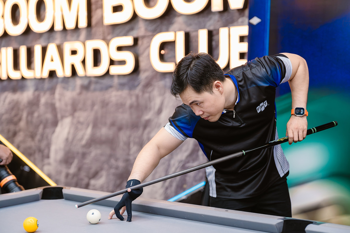 <p class="Normal" style="text-align:justify;"> Nếu phòng gym là nơi anh Hoàng Anh Sơn &lpar;Đơn vị Giải pháp và Dịch vụ Doanh nghiệp - EBS&rpar; rèn luyện thể lực, thì bàn bida lại là nơi anh dành trọn đam mê sau giờ làm. Gắn bó với bộ môn này gần 3 năm, anh Sơn là gương mặt quen thuộc tại nhiều giải đấu bida của FPT nhiều năm qua.</p>