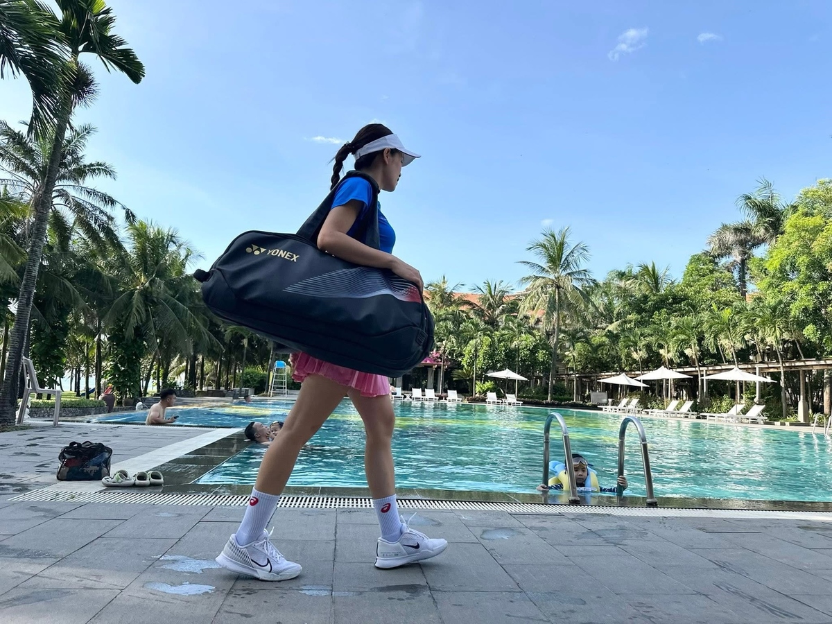 <p class="Normal" style="text-align:justify;"> Tự nhận mình nhiệt tình, trách nhiệm và khá kỹ tính, Phương thường muốn theo đến cùng những việc mình đảm nhận. Nhưng khi rời văn phòng, cô còn có một lịch hẹn yêu thích khác: chơi pickleball. “Có những thời điểm lịch chơi còn kín hơn cả lịch làm việc”, cô hóm hỉnh kể. Cũng tại đây, nét tính cách thích cạnh tranh của nữ cán bộ hành chính bộc lộ rõ hơn.</p>